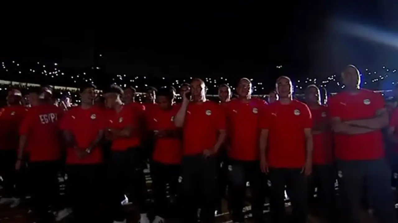 رد فعل لاعبي المنتخب والجهاز الفني عند عرض أجمل لقطات كأس العالم في احتفالية ستاد القاهرة (فيديو)