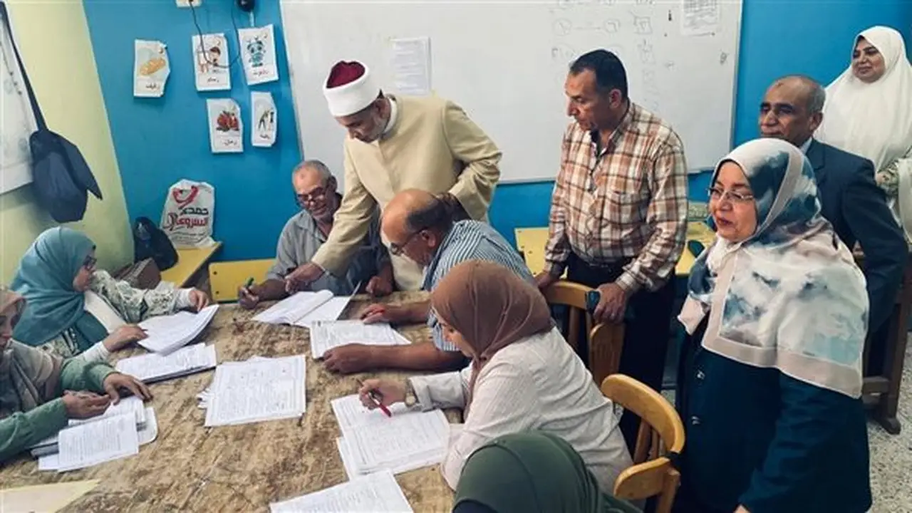 رئيس منطقة الدقهلية الأزهرية يواصل متابعة أعمال تصحيح الشهادة الثانوية لليوم الثاني