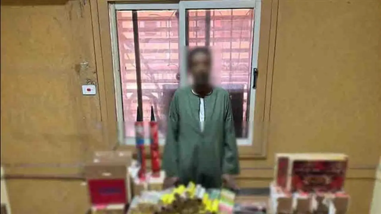 سقوط مروج الألعاب النارية في أسوان بفضل السوشيال ميديا وحيازته 1258 قطعة
