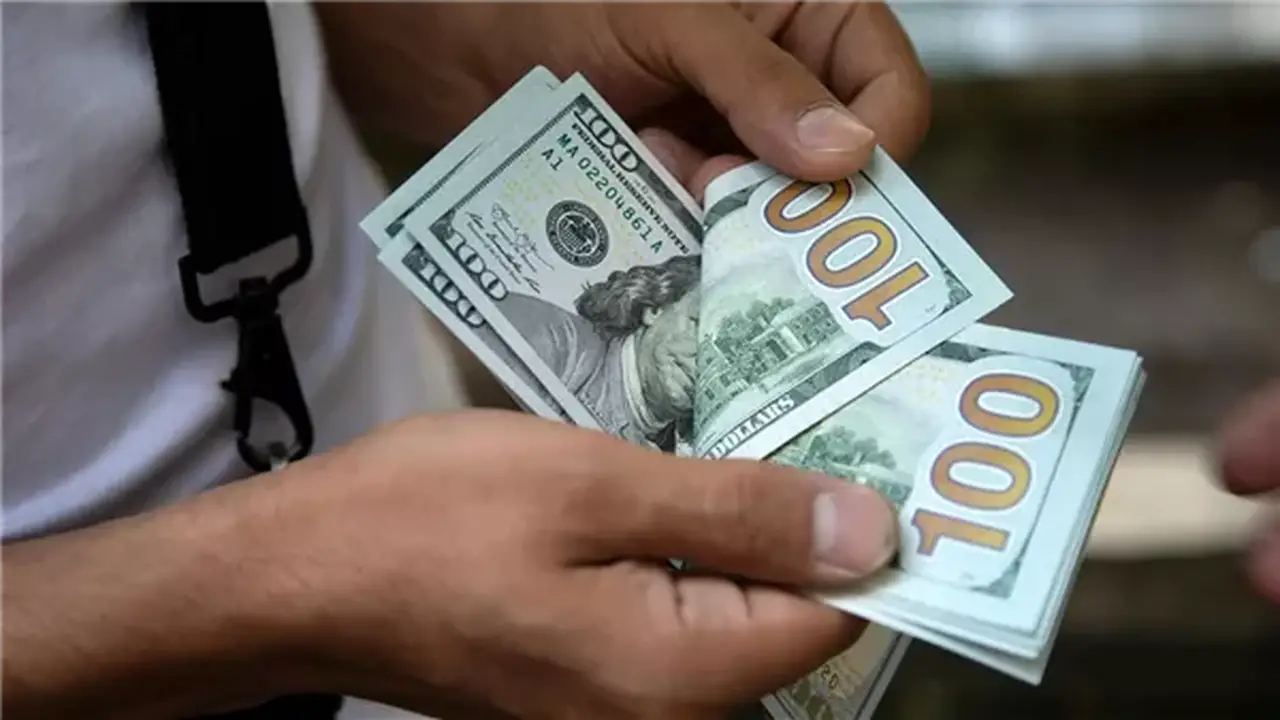 ارتفاع الدولار أمام الجنيه في البنوك المصرية: تحليل لأسباب تحركات سوق الصرف