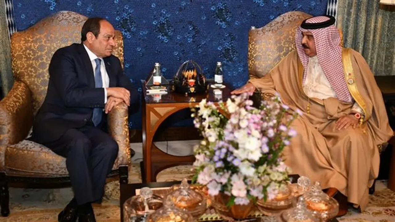 زيارة السيسي إلى البحرين: تأكيد على التضامن مع الملك حمد