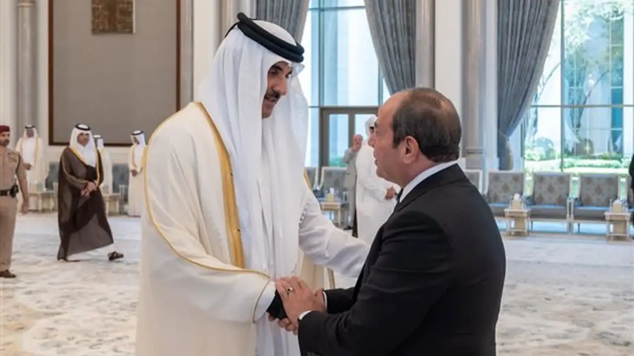 السيسي يعزي أمير قطر في وفاة الشيخ حمد بن خليفة آل ثاني
