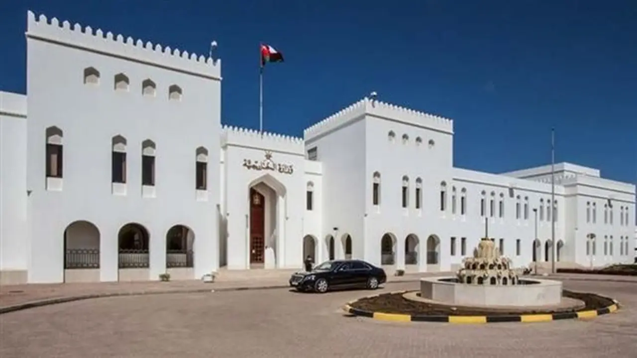 سلطنة عمان تؤكد استمرار تعاونها المحايد لاستعادة حرية الملاحة في مضيق هرمز