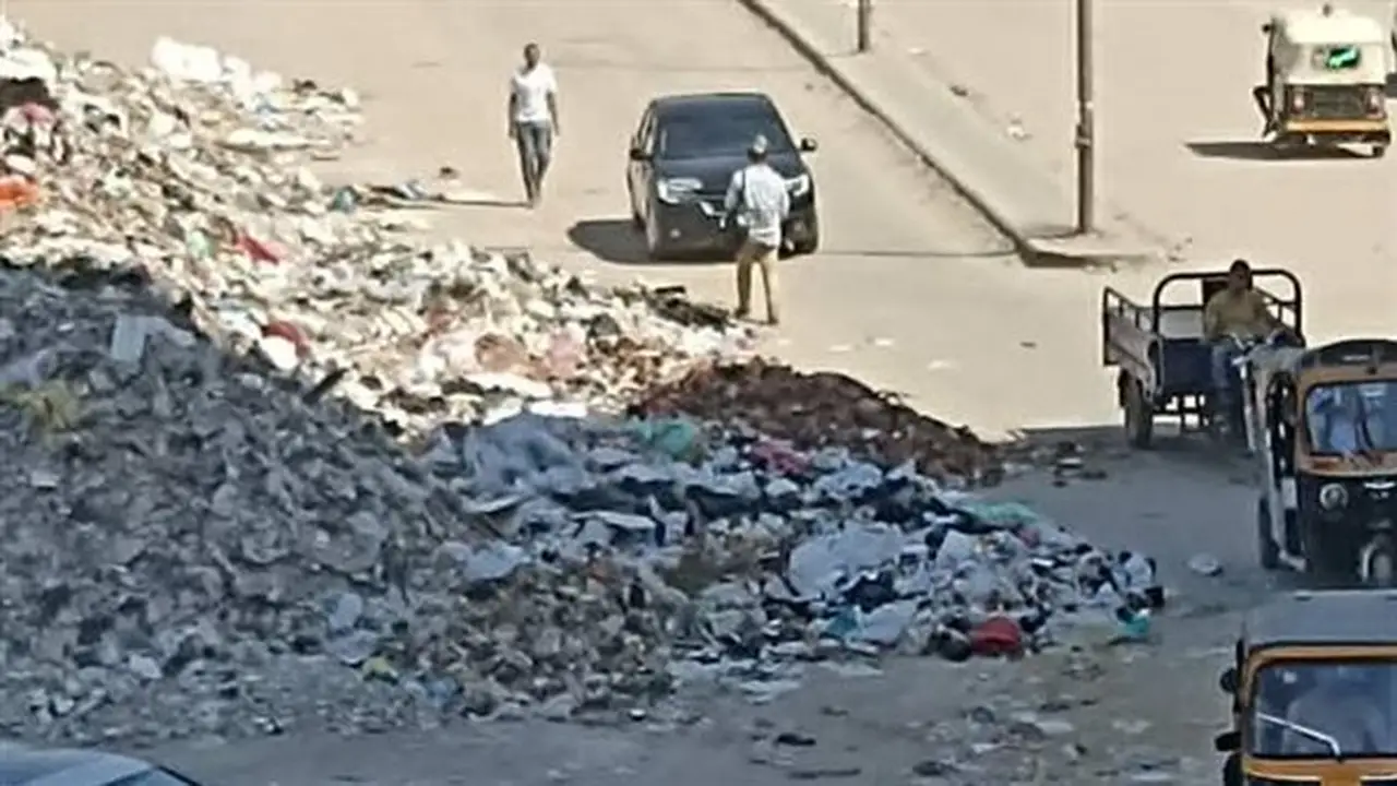 تراكم القمامة ومخلفات البناء يغلق طريق كعبيش بجوار الدائري في حي الهرم