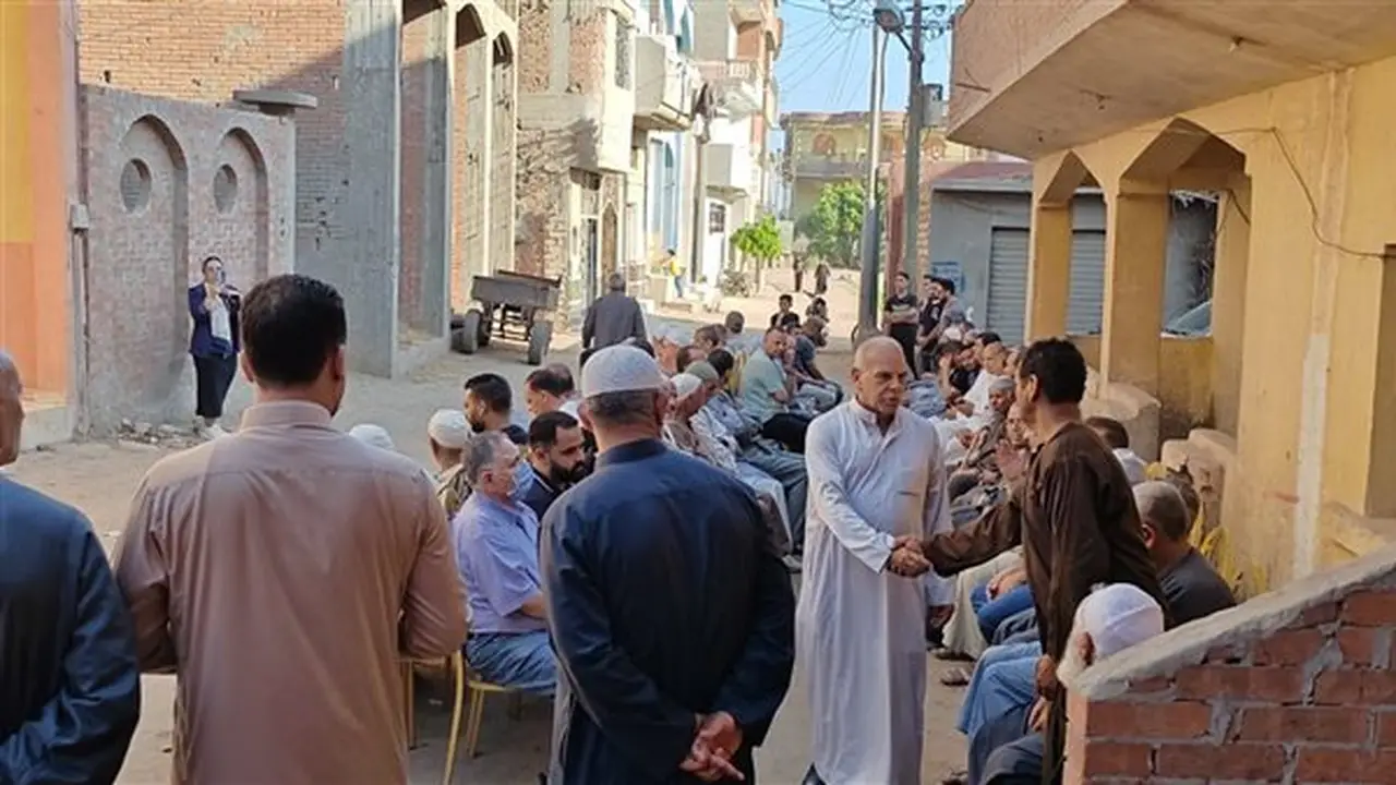 توافد الأهالي لتقديم العزاء في وفاة عمة النجم محمد صلاح بقرية نجريج (فيديو)