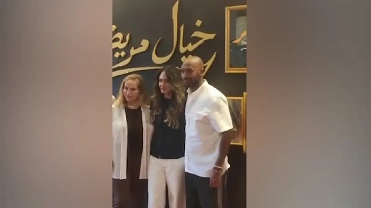 لبلبة وشيكابالا وطه دسوقي يتألقون في العرض الخاص لمسرحية “خيال مريض” (فيديو)