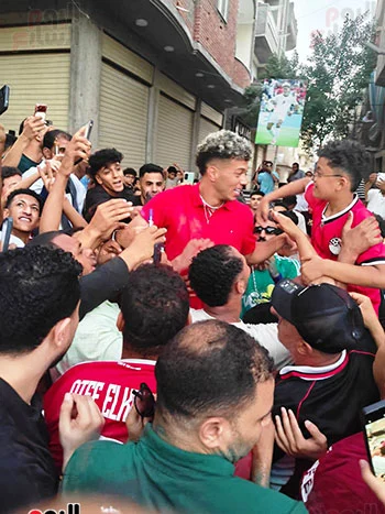 إمام عاشور يحتفل مع أهالي السنبلاوين (1) إمام عاشور يحتفل مع أهالي السنبلاوين (1)