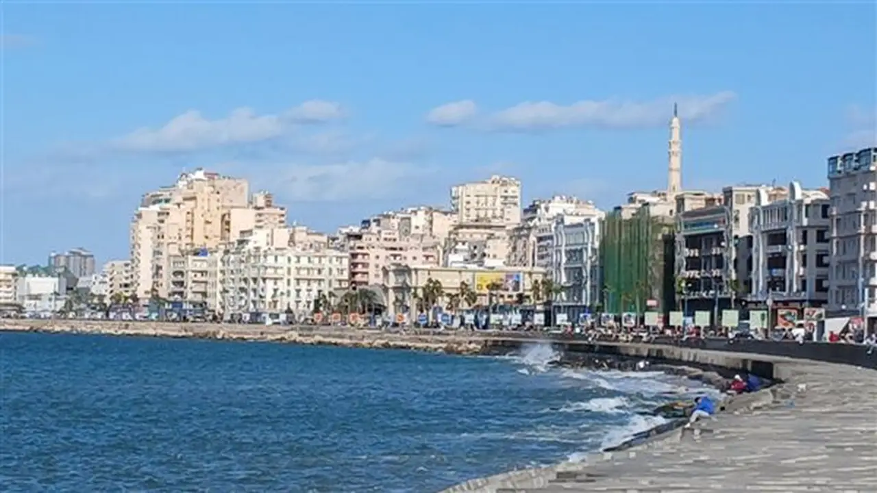 تفاصيل حالة الطقس غدًا: شبورة وأمواج مرتفعة ورياح لطيفة