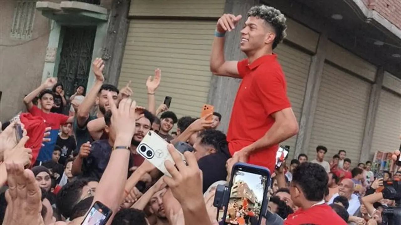 استقبال حافل لنجم منتخب مصر إمام عاشور في مسقط رأسه بالسنبلاوين (صور)