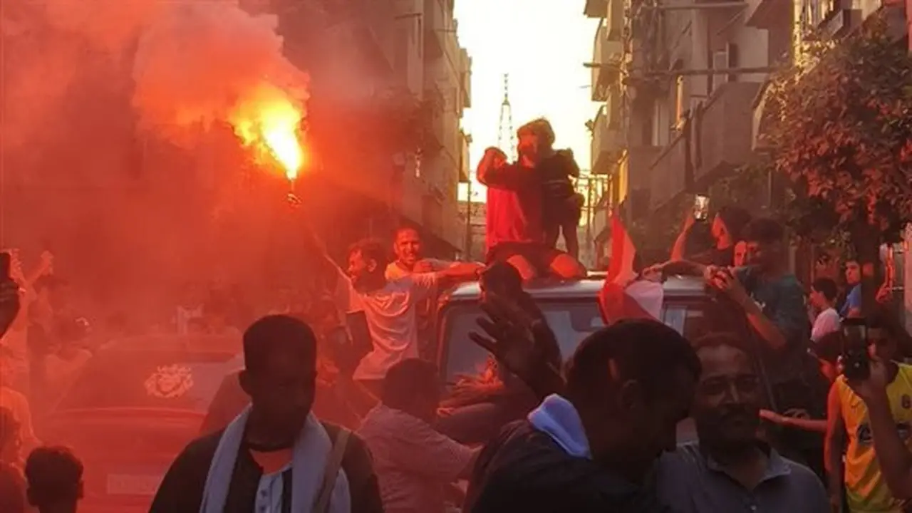 إمام عاشور يشعل أجواء الاحتفال في مسقط رأسه بالسنبلاوين بالمزمار والطبلة (فيديو وصور)