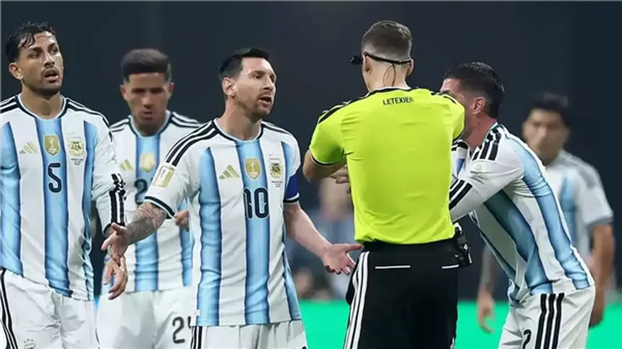 قرار حاسم من الفيفا قبل مواجهة إنجلترا والأرجنتين بعد جدل التحكيم في مباراة مصر