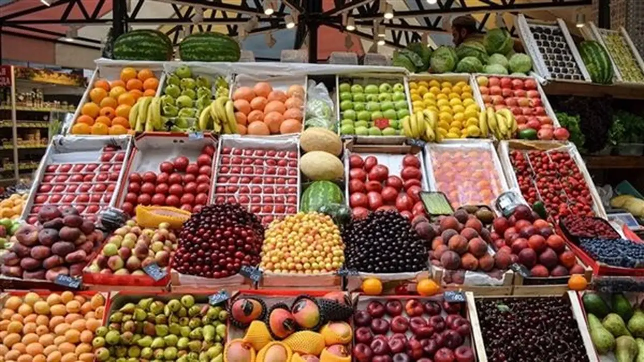 أسعار الفاكهة اليوم الأربعاء: ارتفاع مفاجئ في العنب وانخفاض الكنتالوب والشمام
