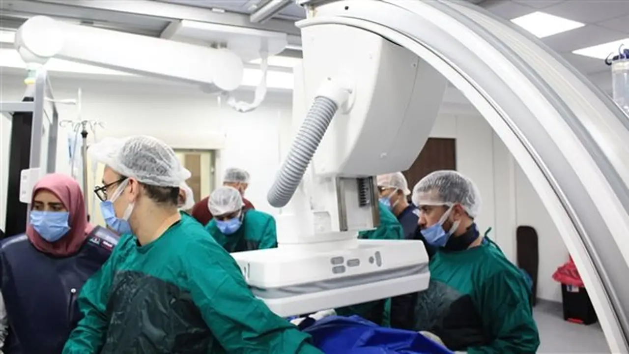نجاح جراحة دقيقة في عضلة القلب بمجمع الفيروز الطبي: إنجاز طبي غير مسبوق في الشرق الأوسط