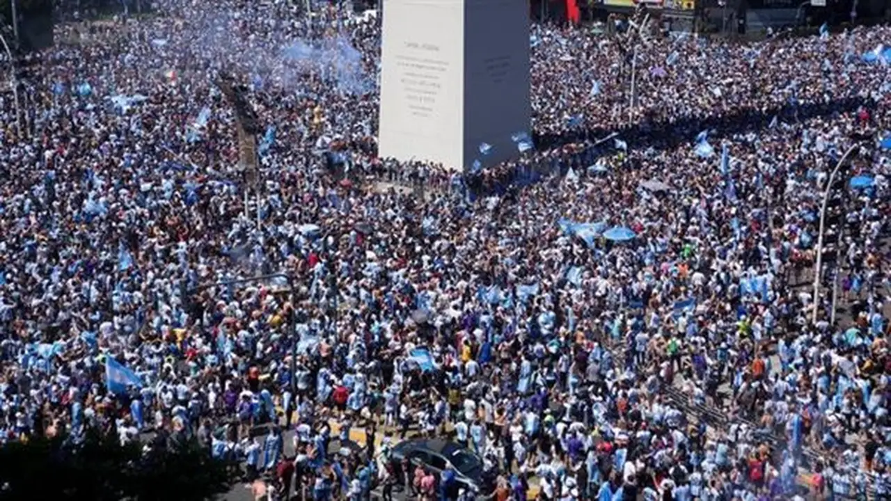 جماهير الأرجنتين تتألق في شوارع أتلانتا قبل مواجهة إنجلترا في كأس العالم (فيديو)