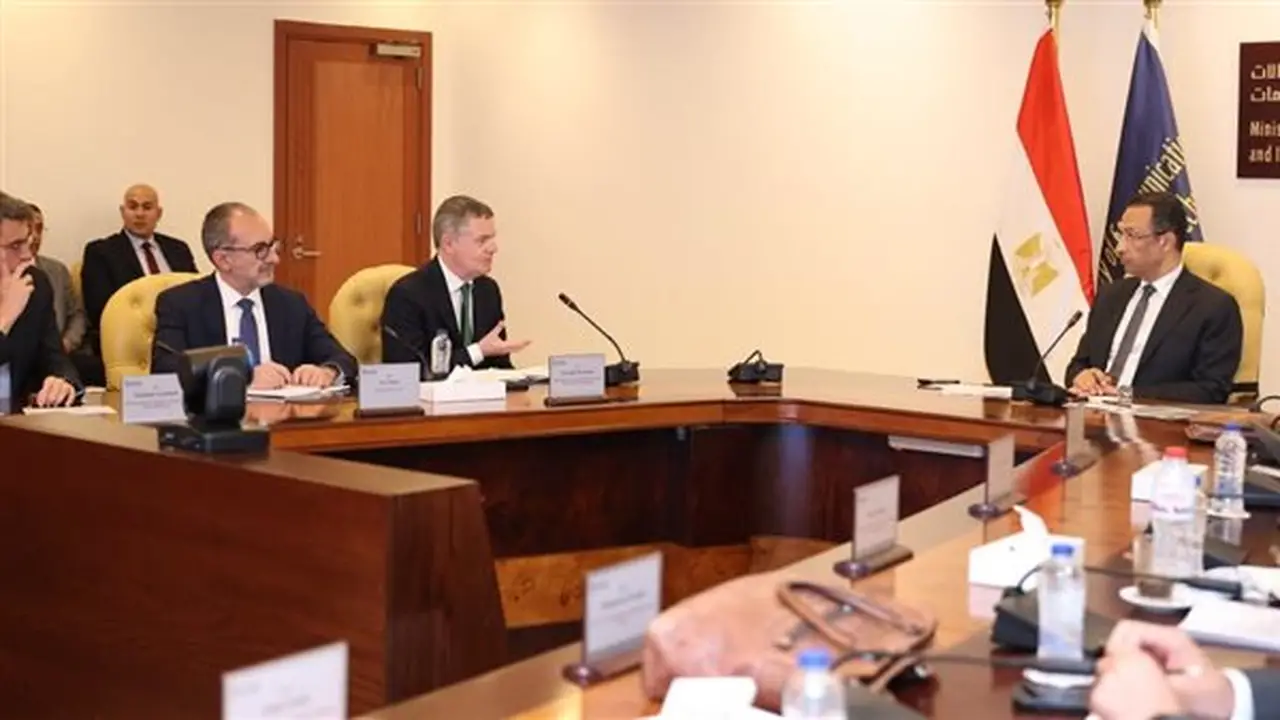 وزير الاتصالات يتباحث مع مسؤولي البنك الدولي لتعزيز الشراكة الاستراتيجية