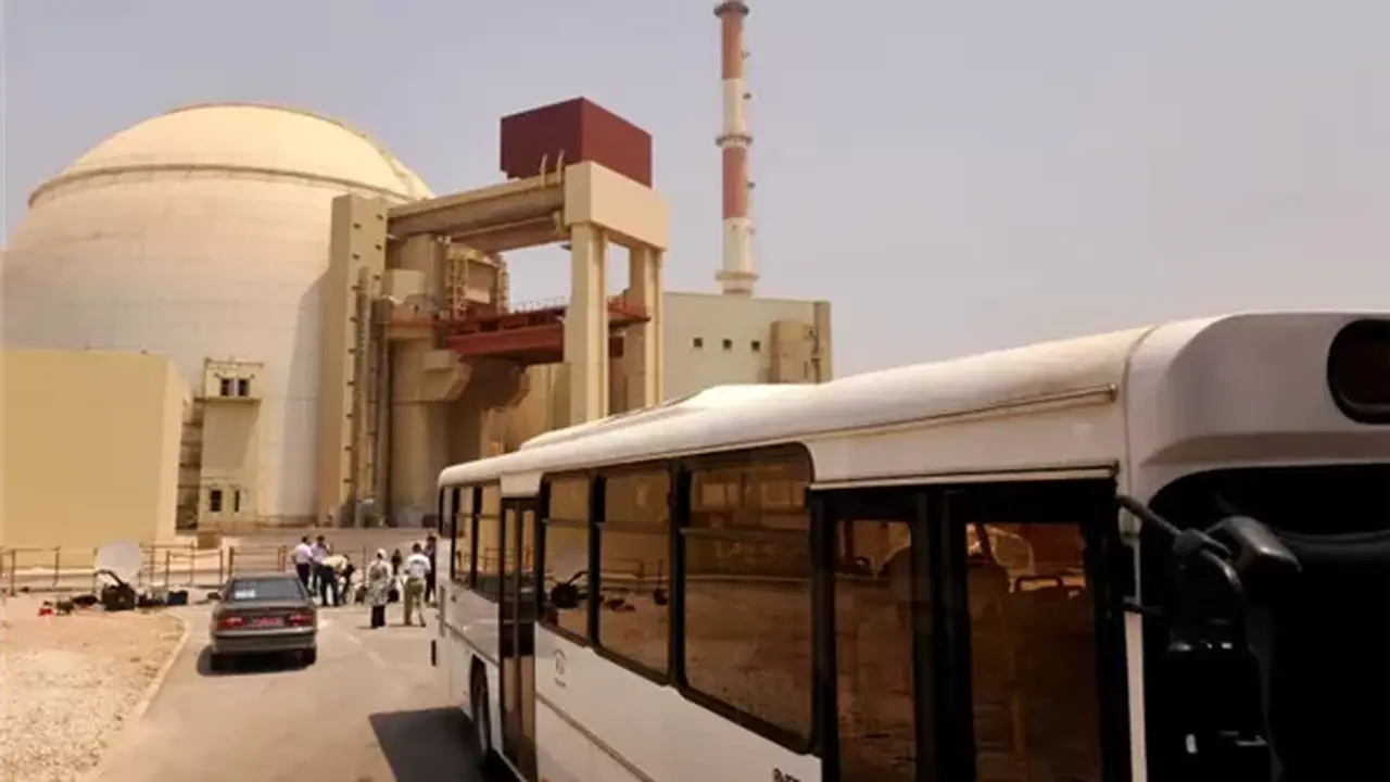 الضربات الأمريكية على بوشهر: مخاوف بيئية إقليمية وتحذيرات من تلوث الهواء والمياه