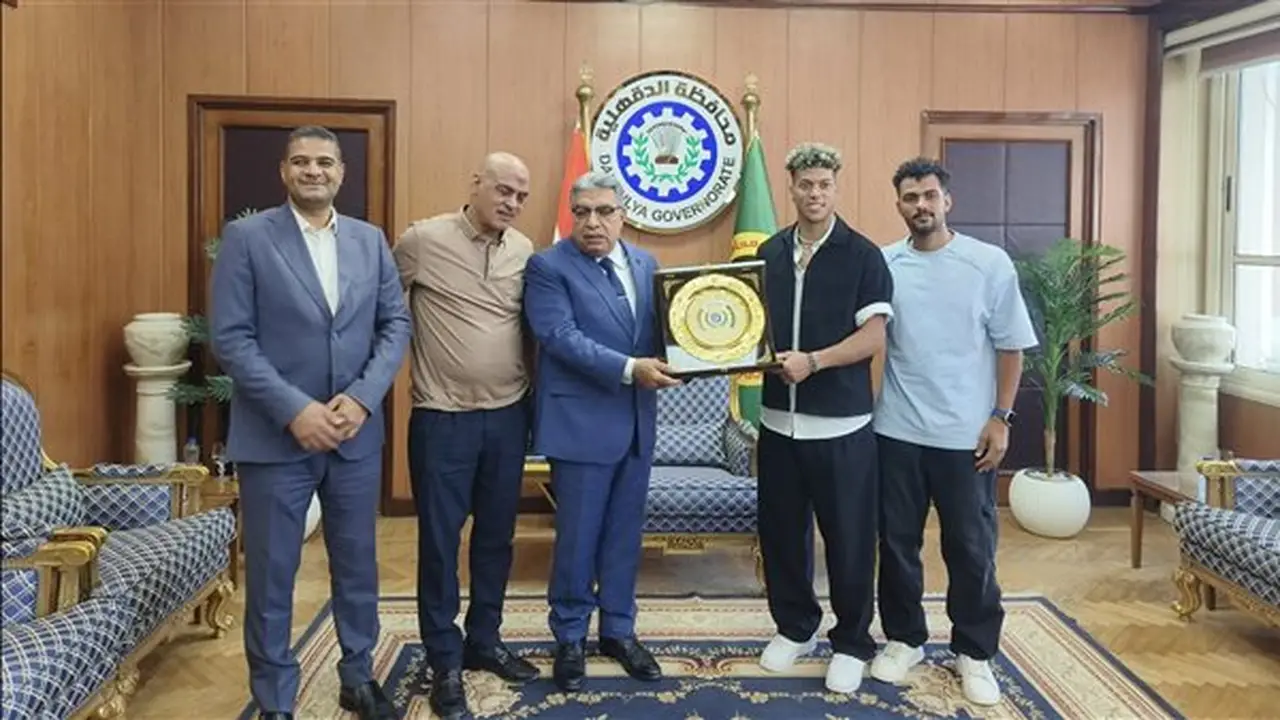 محافظ الدقهلية يكرم إمام عاشور بدرع المحافظة تقديرًا لإنجازاته (صور)