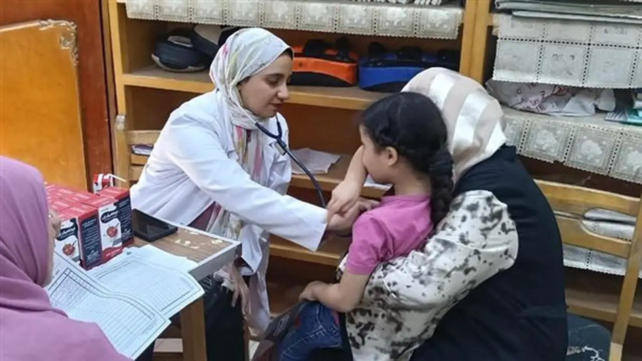 جامعة بنها تنظم قافلة طبية تكشف على 332 مواطنًا في قرية نقباس