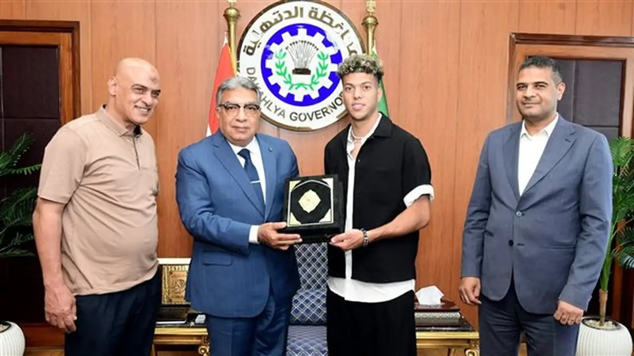 محافظ الدقهلية يهدي إمام عاشور رسالة تقدير بعد إنجاز كأس العالم