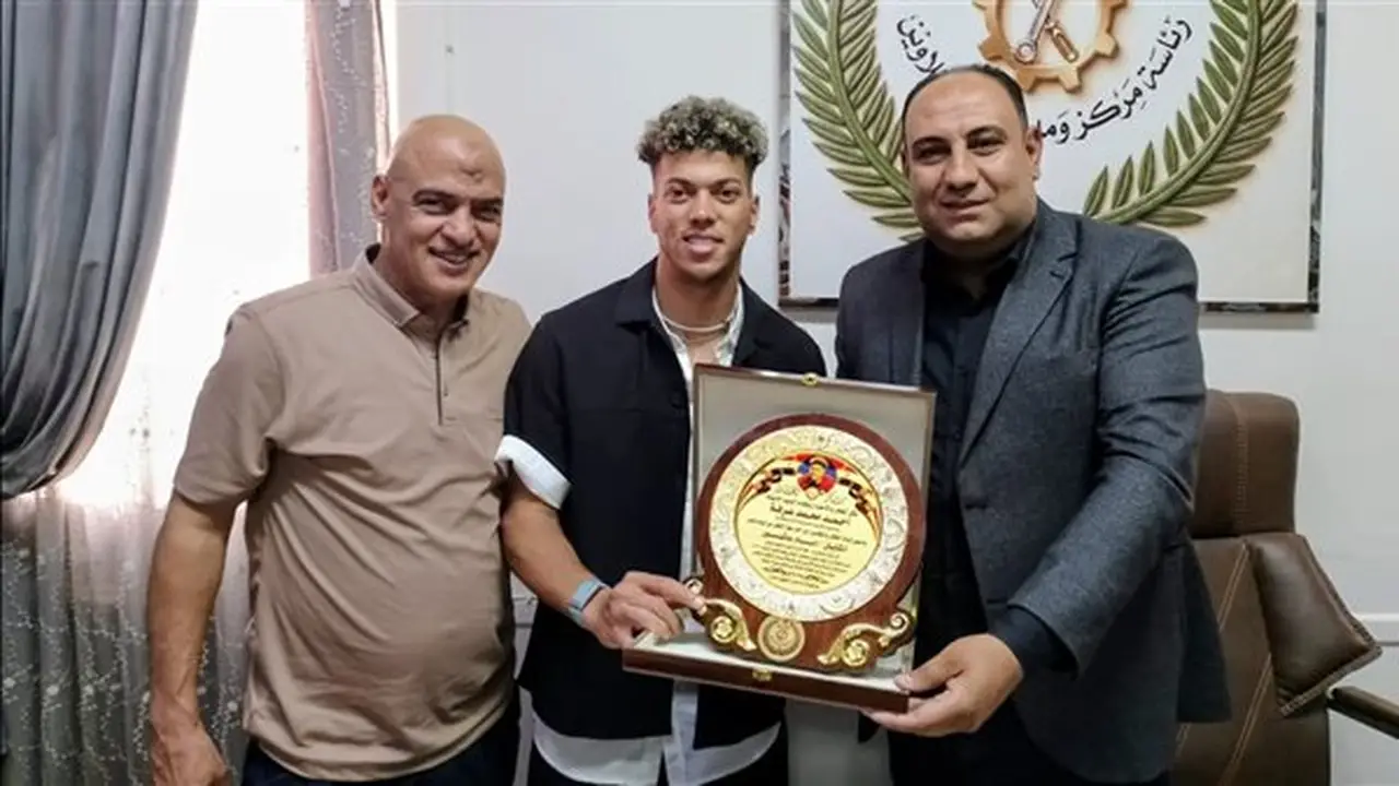 تكريم إمام عاشور من قبل رئيس مدينة السنبلاوين تقديراً لإنجازاته في كأس العالم 2026