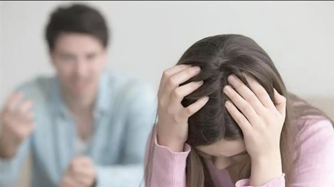 هل يحق للزوج منع زوجته من زيارة أهلها؟ أمين الفتوى يوضح (فيديو)