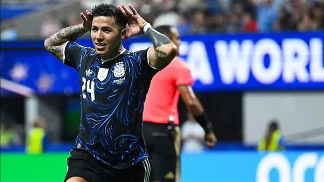 الأرجنتين تتفوق على إنجلترا وتتأهل لمواجهة إسبانيا في نهائي كأس العالم