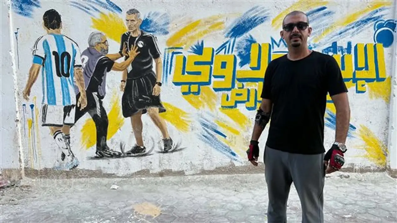 شاب إسماعيلاوي يتألق في رسم الجداريات بالألوان ويكرم الكابتن سعفان الصغير (فيديو)