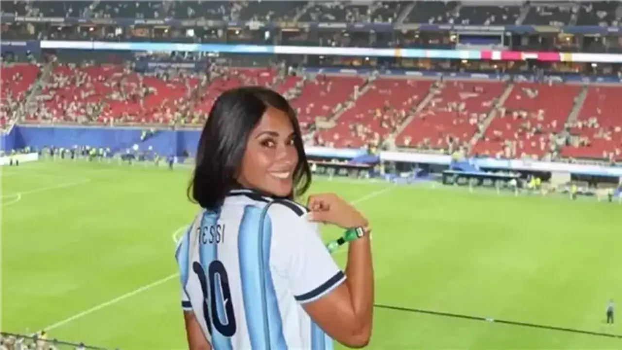 دموع وتأثر زوجة ميسي بعد هدف الأرجنتين أمام إنجلترا (فيديو)