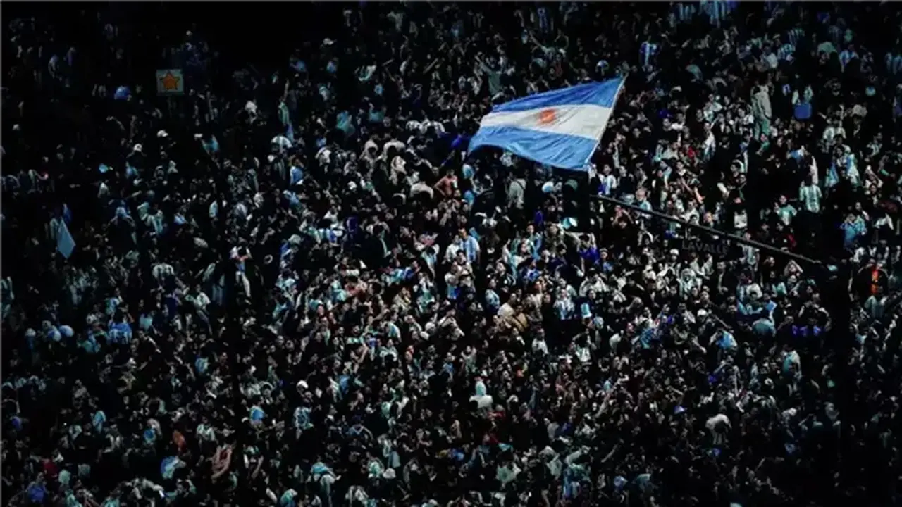 احتفالات جنونية في الأرجنتين بعد التأهل لنهائي كأس العالم 2026 (فيديو)