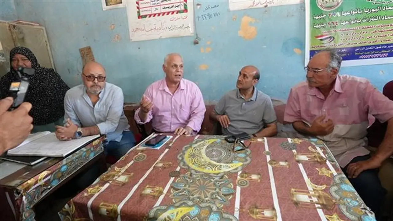 محافظ أسيوط يتفقد صرف الأسمدة بالجمعية الزراعية في بني فيز