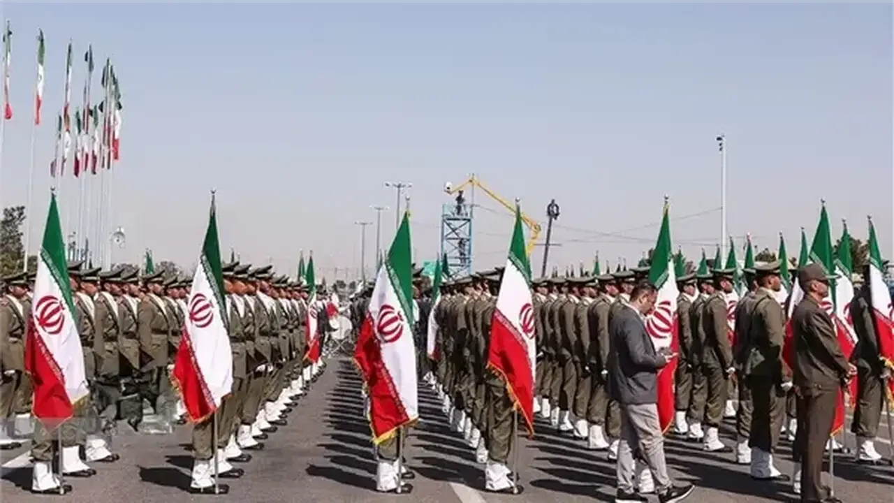 الجيش الإيراني يعلن استهداف تجهيزات أمريكية في قاعدة الشيخ عيسى بالبحرين