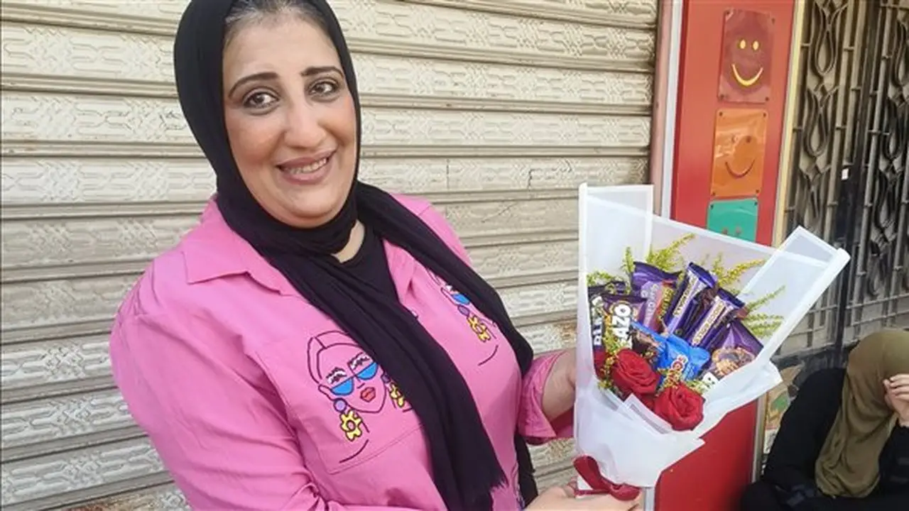 أولياء أمور ينتظرون أبناءهم بالورود والشوكولاتة أمام لجان الثانوية العامة في آخر أيام الامتحانات (صور)