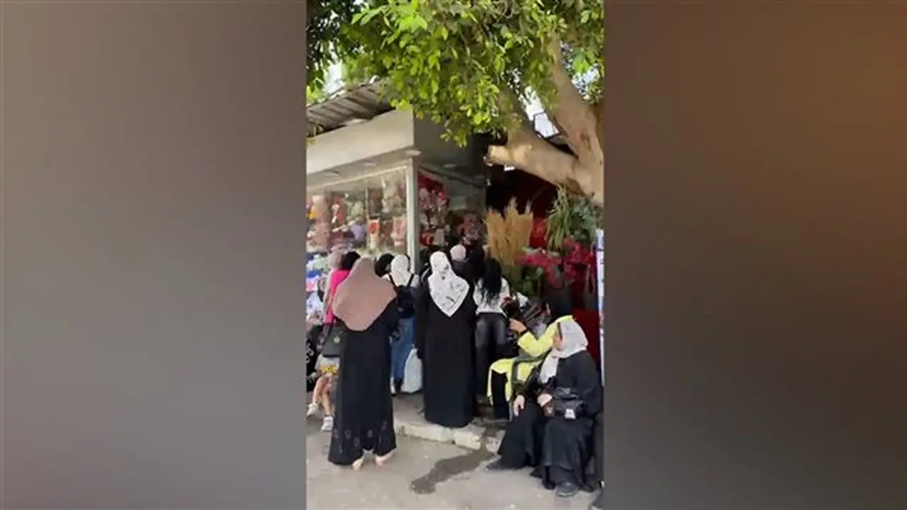 تزاحم أولياء أمور طلاب الثانوية في الجيزة للاحتفال بانتهاء الامتحانات (فيديو)