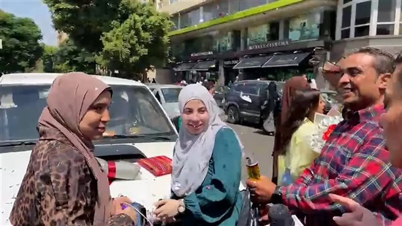 احتفال ولي أمر بانتهاء امتحانات الثانوية العامة لابنته بطريقة مميزة (فيديو)