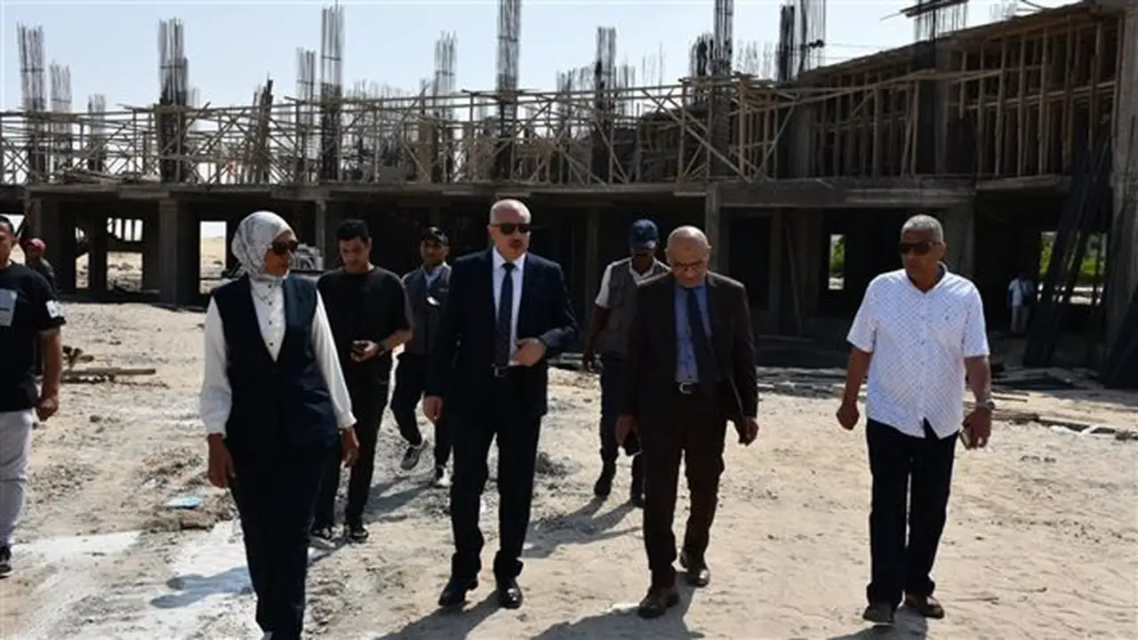 رئيس جامعة قناة السويس يتفقد مشروع مستشفى طب وجراحة الأطفال
