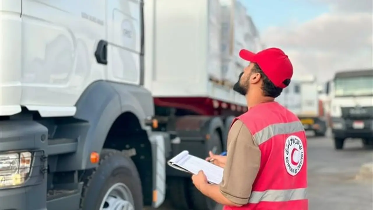 الهلال الأحمر المصري يدفع بالقافلة الإنسانية رقم 236 دعماً لغزة