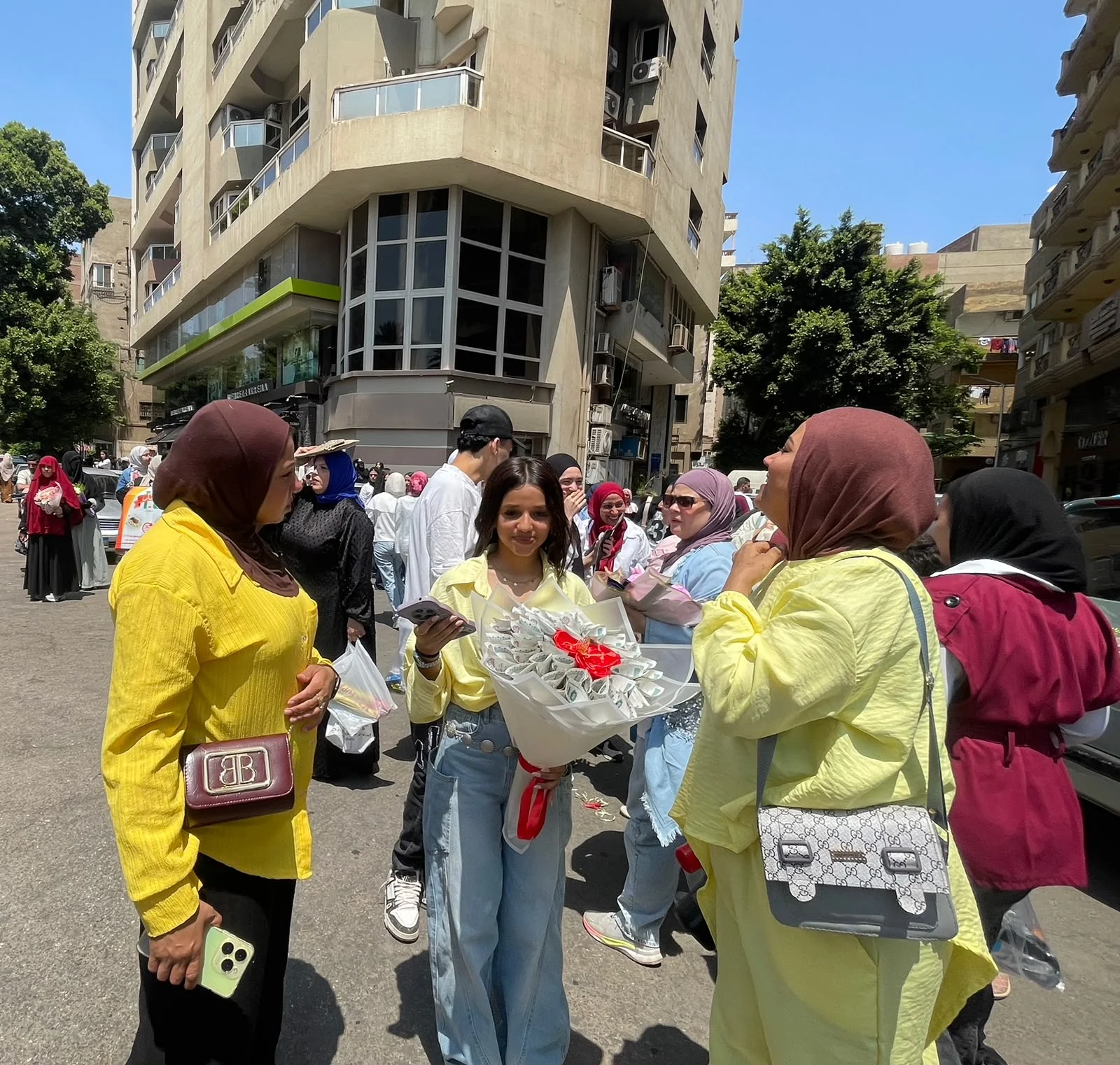 هدية من فتاة لشقيقتها هدية من فتاة لشقيقتها