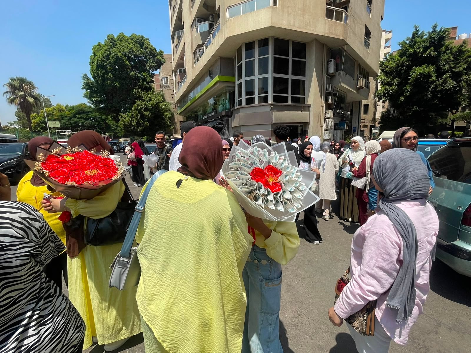 بوكيه ورد هدية لطالبة ثانوية عامة بوكيه ورد هدية لطالبة ثانوية عامة