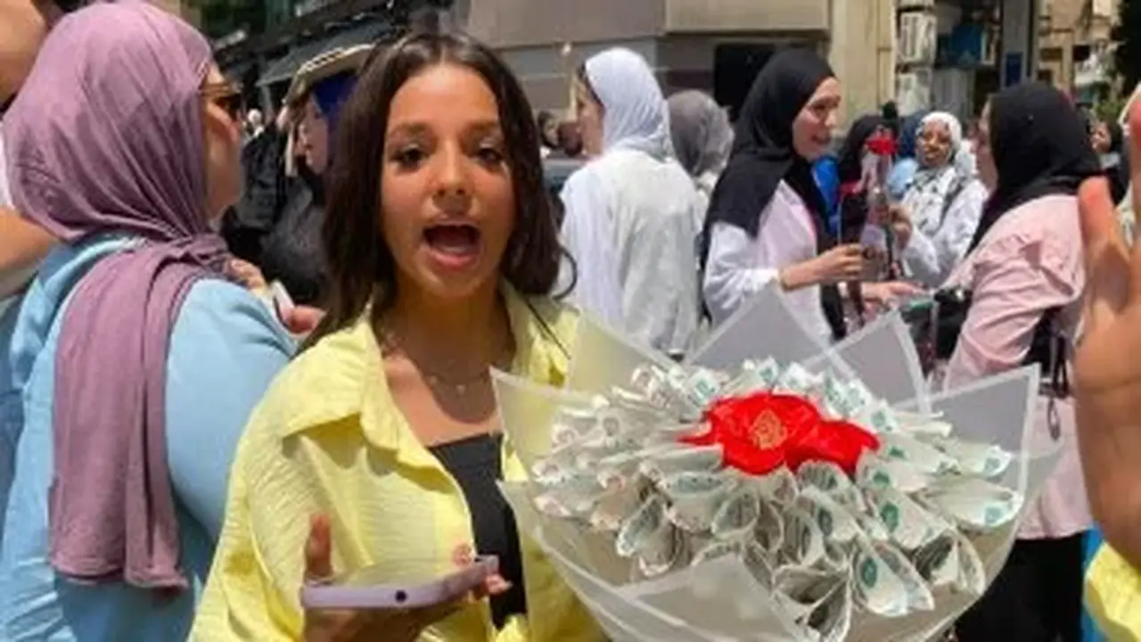 هدية غير تقليدية: شقيقة تقدم 5 آلاف جنيه لأختها بعد انتهاء امتحانات الثانوية العامة