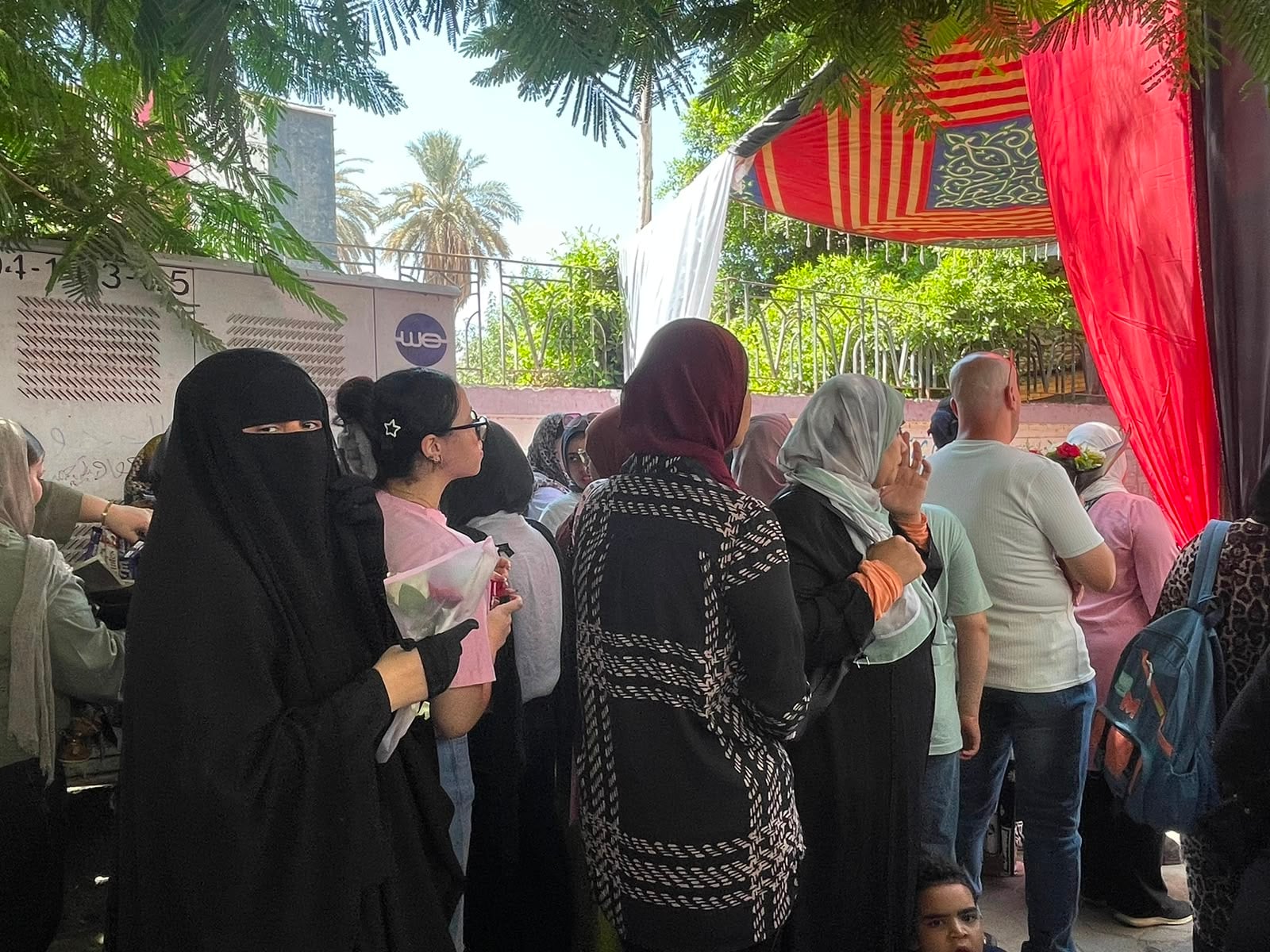 الأهالي يعبرون عن فرحتهم بانتهاء الثانوية العامة الأهالي يعبرون عن فرحتهم بانتهاء الثانوية العامة