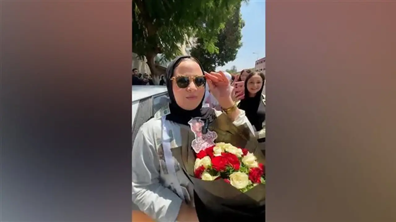 أم تهدي ابنتها سلسلة نقود أمام لجان امتحانات الثانوية في الدقي (فيديو)