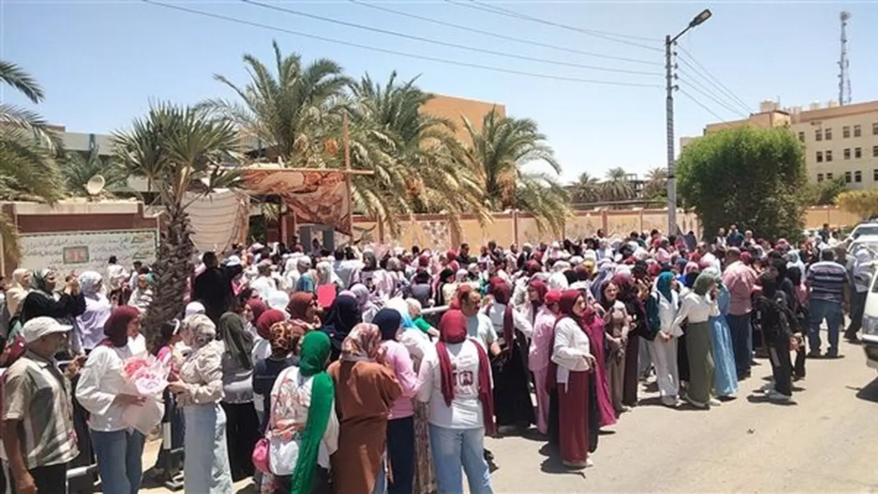 أهالي الوادي الجديد يستقبلون أبناءهم بالزغاريد والورود بعد انتهاء امتحانات الثانوية العامة (فيديو)