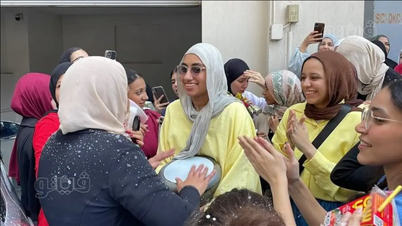 احتفالات طلاب الثانوية العامة في آخر أيام الامتحانات: طبل ورقص وغناء (فيديو وصور)