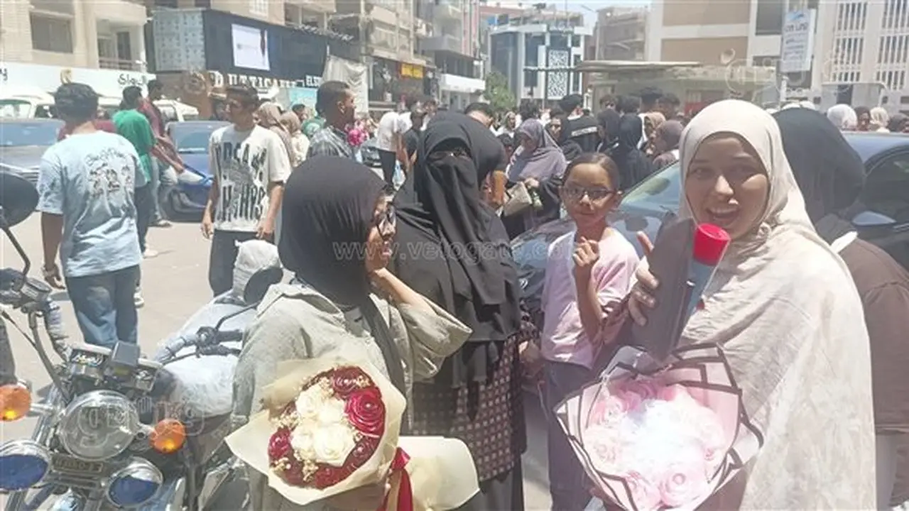 طلاب الشرقية يودعون الثانوية العامة بأحضان الأمهات وورود الختام (فيديو وصور)