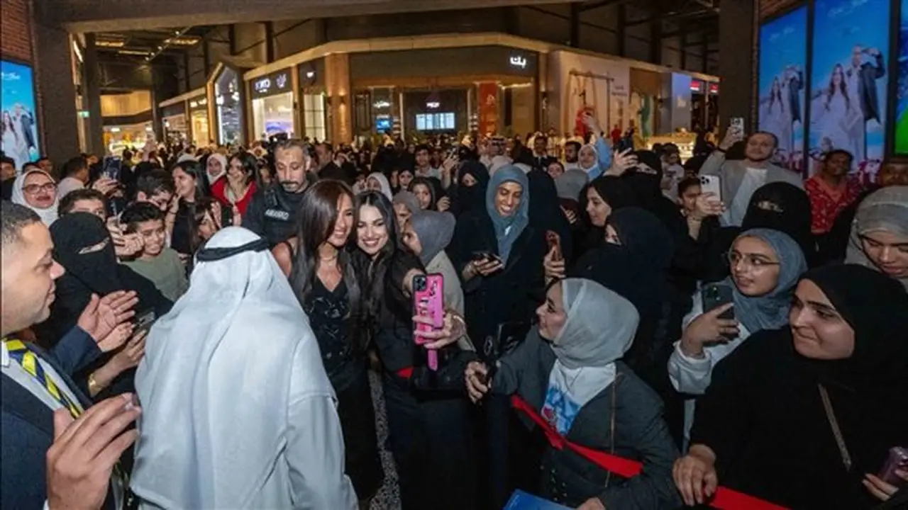 استقبال حافل لأبطال فيلم “خلي بالك من نفسك” في الكويت وسط زحام جماهيري