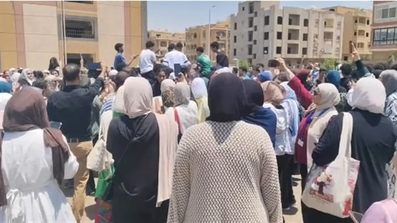طلاب المدارس الدولية واللغات يحتفلون بانتهاء امتحانات الثانوية العامة (فيديو)