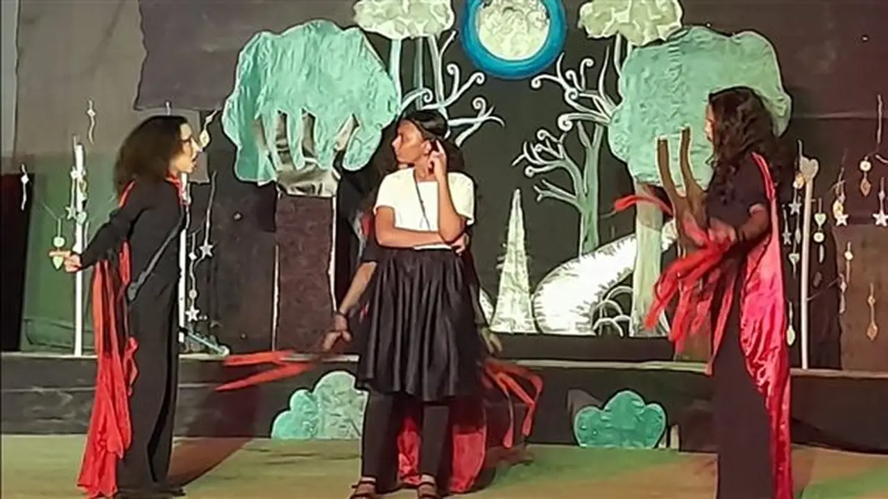 صور.. عرض “رحلة زمردة” في نوادي مسرح الطفل بأسوان