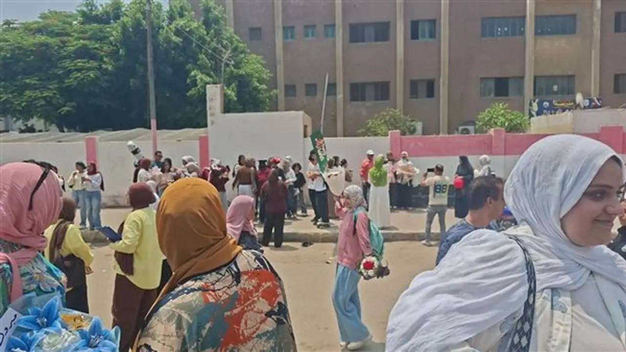 احتفالات ختام ماراثون الثانوية العامة بالقليوبية بالألعاب النارية والزغاريد والورود (فيديو)