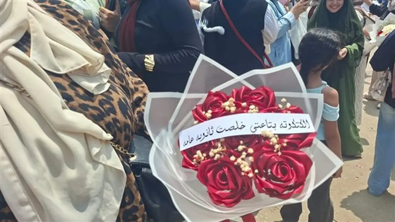 شقيقة تفاجئ أختها بهدية غير تقليدية في بنها: بوكيه من الأموال بدل الورد (فيديو)