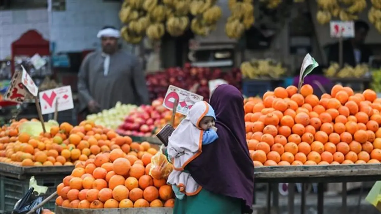 حكومة مدبولي: حياة المصريين من سيئ إلى أسوأ.. انهيار الطبقة الوسطى وزيادات الأجور تحت وطأة الغلاء
